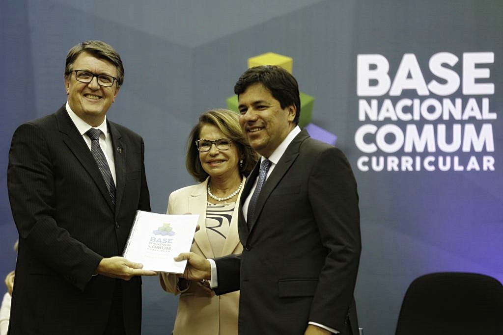 Brasília - O presidente do CNE, Eduardo Deschamps, a secretária executiva do MEC, Maria Helena Castro e o ministro da Educação, Mendonça Filho participam da entrega da BNCC (Fabio Rodrigues Pozzebom/Agência Brasil)