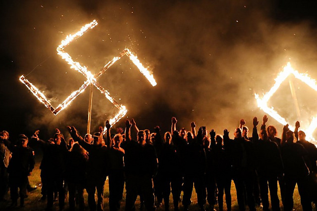 Ato neonazista realizado no estado da Georgia, nos EUA, em abril deste ano; naquele país, supremacistas apoiam o presidente Donald Trump / Foto: Spencer Platt / Getty Images North America / AFP