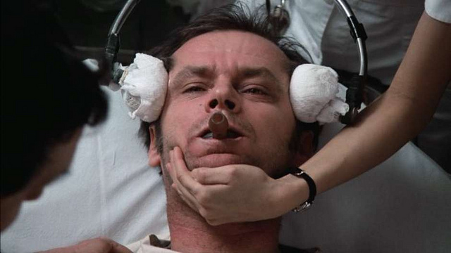 No filme "Um estranho no ninho", o personagem vivido por Jack Nicholson é submetido a eletrochoques no hospício / Foto: Reprodução