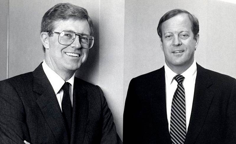 Os irmãos Charles (esquerda) e David Koch, em 1970.  KOCH NEWSROOM